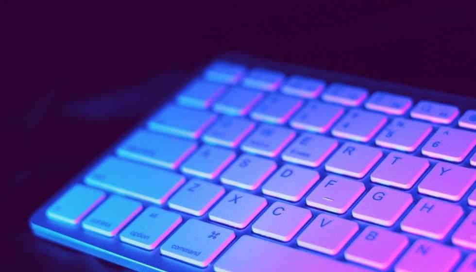 Morado El púrpura es un color se asocia con la realeza, el lujo y la riqueza. También se dice que representa misterio, magia y creatividad. Esta tonalidad tiene fama de ser capaz de estimular la mente y promover la actividad mental.